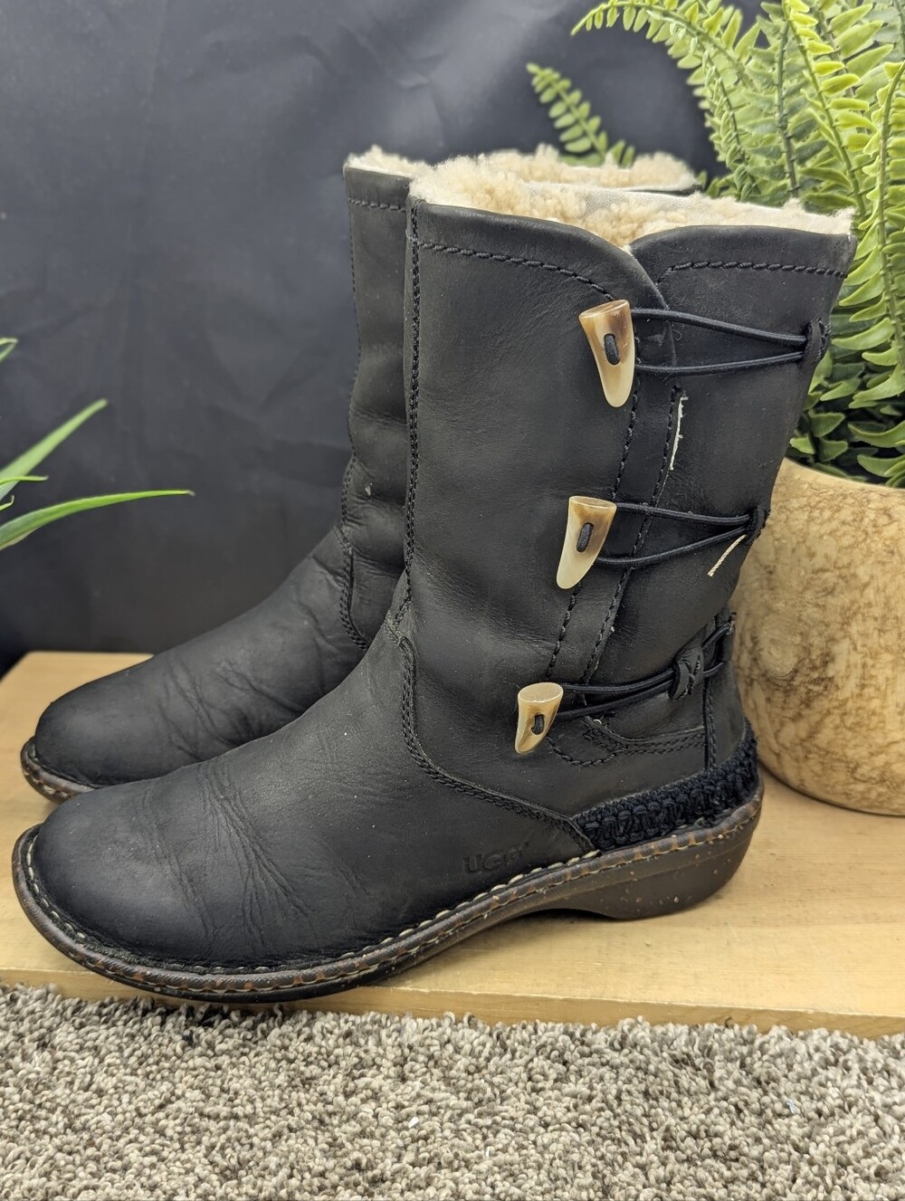 UGG Kona Black Leather Women's Size 8 Decorative Side Straps Comfort Boots